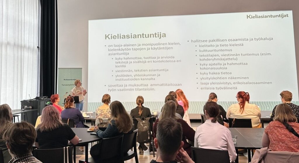 Toiminnanjohtaja Hanna Gorschelnik avasi ensimmäisen Kieliasiantuntijat 360° -tapahtuman puheenvuorollaan kieliasiantuntijuudesta ja sen merkityksestä.