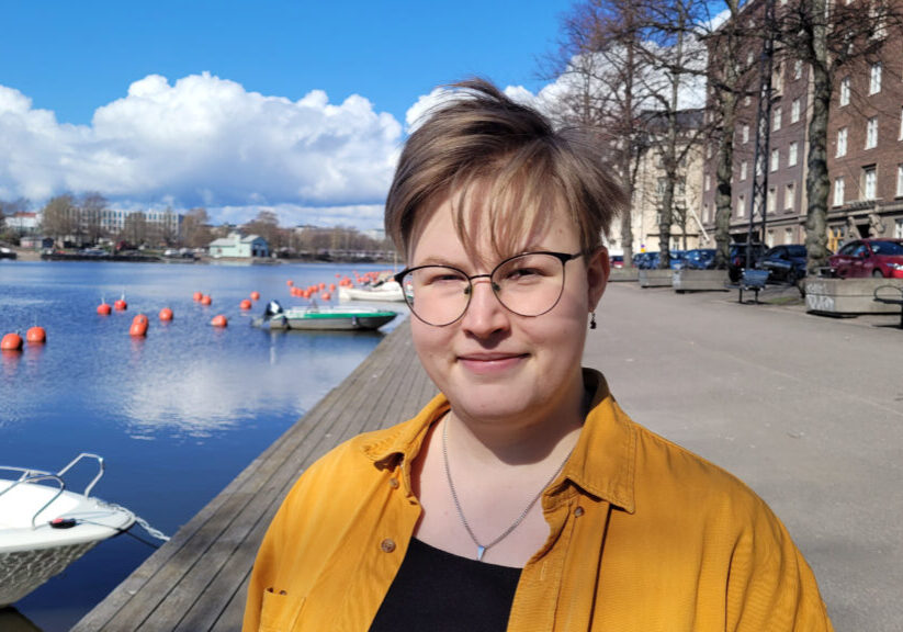 Kesätyöntekijöitä neuvoo tänä vuonna Vee Tirinen, oikeustieteiden opiskelija Itä-Suomen yliopistosta. Hän on perehtynyt työoikeuteen muun muassa notaarityössään, jossa hän selvitti alustatalouden työaikakäytäntöjä.