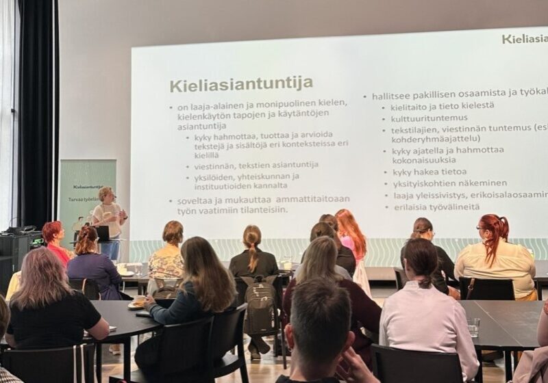 Toiminnanjohtaja Hanna Gorschelnik avasi ensimmäisen Kieliasiantuntijat 360° -tapahtuman puheenvuorollaan kieliasiantuntijuudesta ja sen merkityksestä.