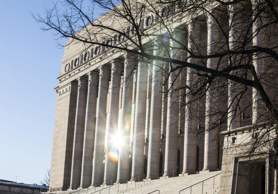 Eduskuntatalo ulkoa 20. helmikuuta 2018. Fasadi, heijastus.
