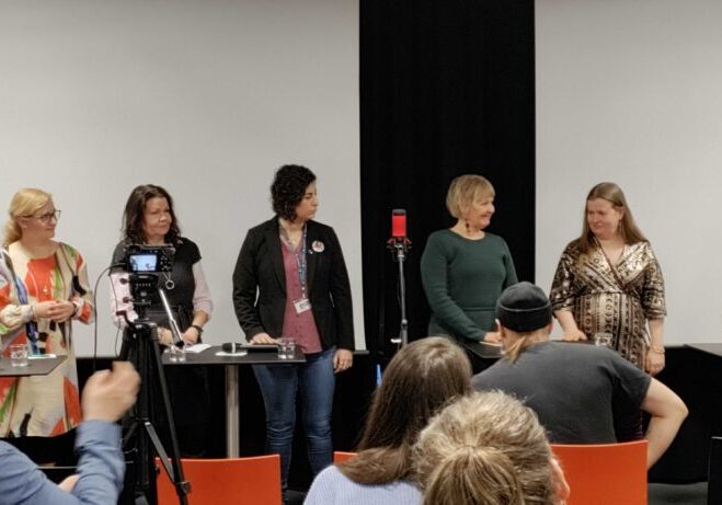 Paneelissa keskustelivat Hussein al-Taee (vas.), Hanna Gorschelnik, Sanna-Marjatta Kettunen, Seida Sohrabi, Sanna Valtonen, Aino Vesanen ja Gun-Viol Vik.