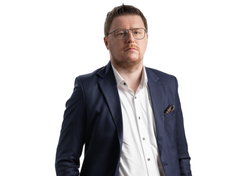 Ian Mac Eochagáin pitää ammattikääntäjän keskeisinä ominaisuuksina vahvan kielitaidon lisäksi tarkkuutta, hyvää yleissivistystä ja kiinnostusta ympäröivään maailmaan. (Kuva: Vesa-Pekka Pietilä)