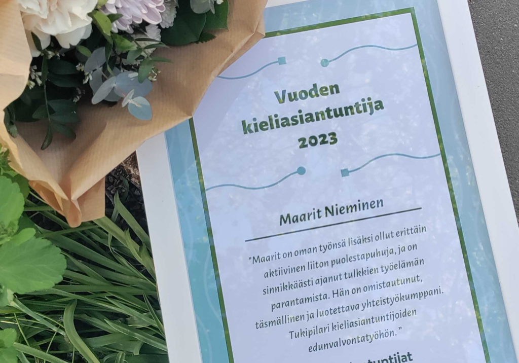 Maarit Nieminen kunniakirja vuoden kieliasiantuntija 2023