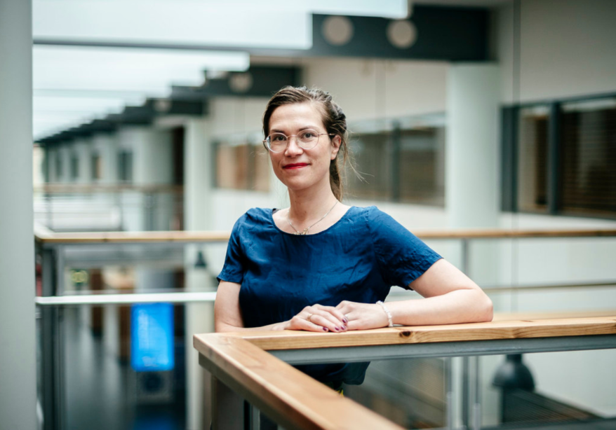 Maija Hirvosen mielestä tutkimuksen tekemisessä on parasta se, kun voi tehdä löytöjä, jotka hyödyttävät koko yhteiskuntaa. (Kuva: Tampereen yliopisto)