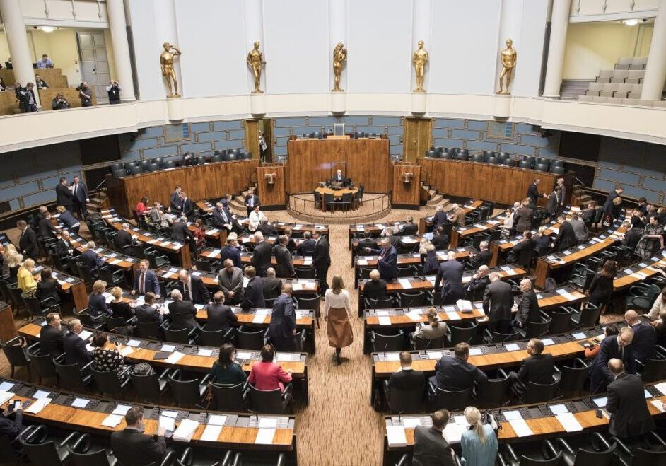 Eduskunnan täysistuntosali. Eduskuntatalon pyöreä sali, jossa täysistunnot pidetään.