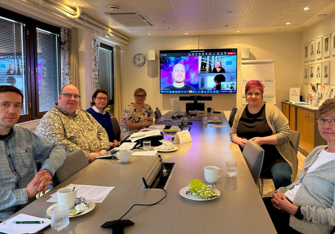 Av-käännösyritysten työehtosopimusta neuvottelemassa 30.3.2023 Juhana Korhonen, Petri Savolainen, Helena Lamponen, Hanna Gorschelnik, Jenni Sivonen ja Kati Metsola. Taustalla näkyvät Janne Kauppila, Annika Karvonen ja Janne Mönkkönen.