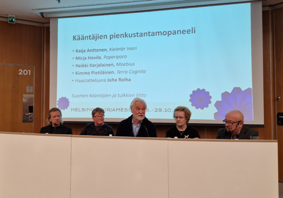 Panelistit vasemmalta oikealle: Heikki Karjalainen, Kaija Anttonen, Kimmo Pietiläinen ja Mirja Hovila. Oikealla haastattelija Juha Roiha. Kuva: Suvi Seikkula