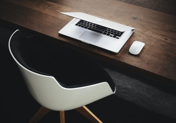 työpöytä_luca-bravo-unsplash